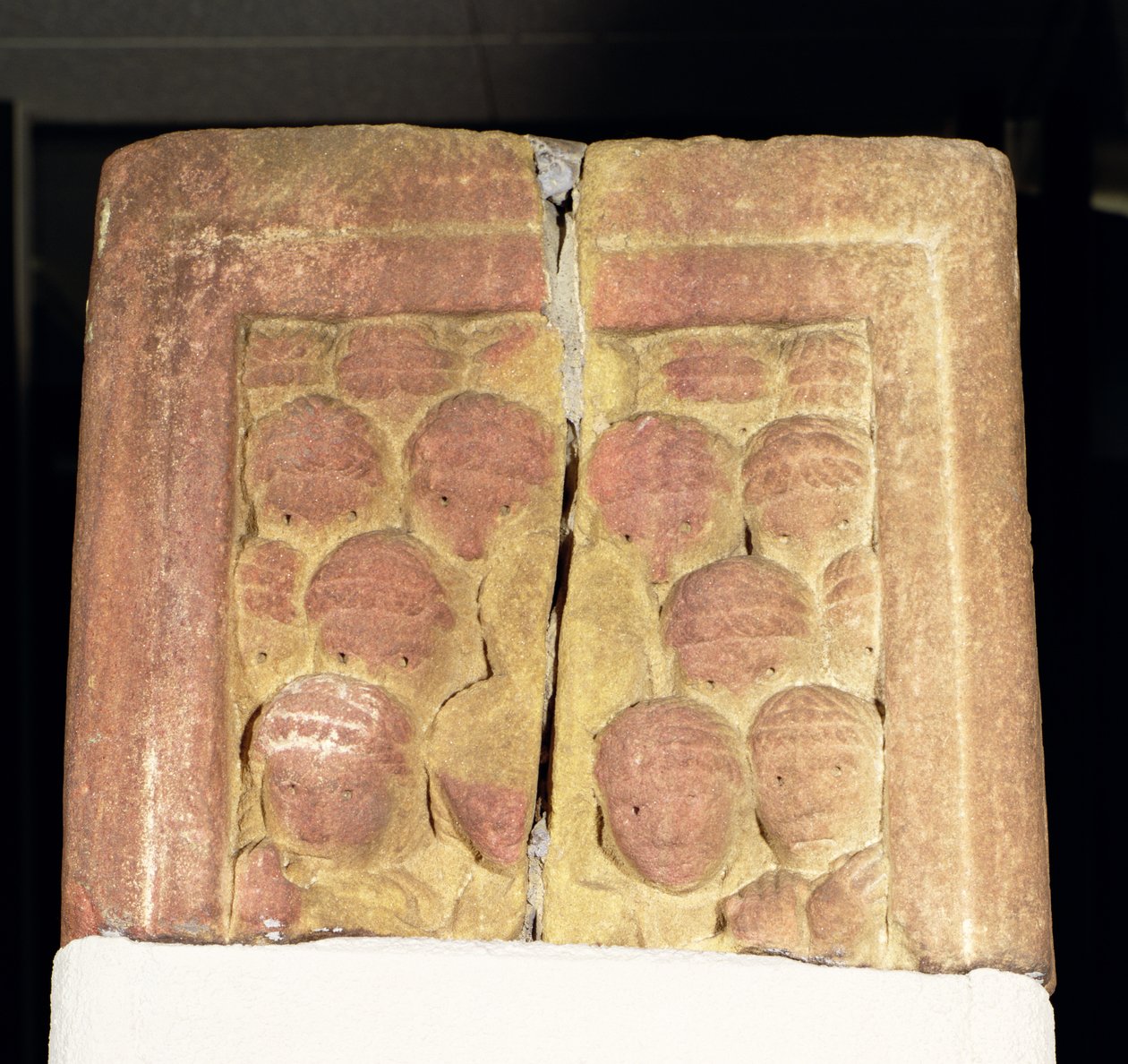 Rothbury Kruisschacht fragment met een menigtescène, 800-850 AD door Anglo Saxon