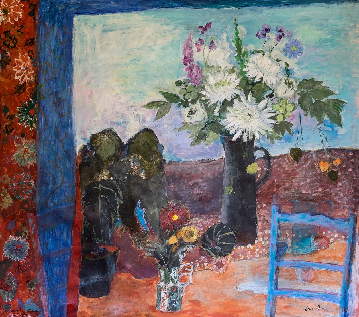 Stilleven met Bloemen en een Blauwe Stoel, 2019 door Ann Oram