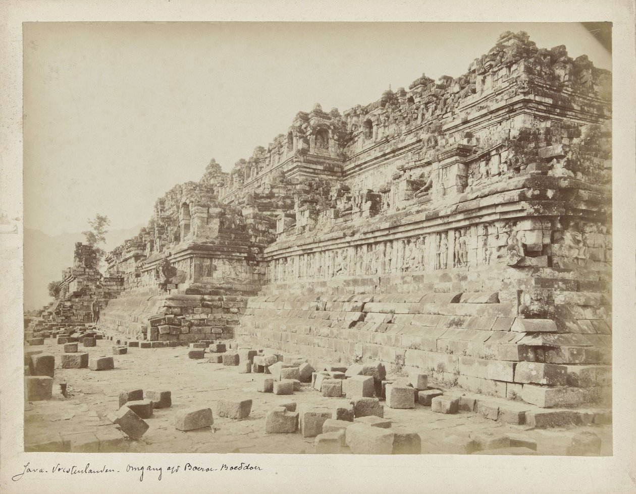 Foto van Borobudur voor de eerste restauratie door Anonymous