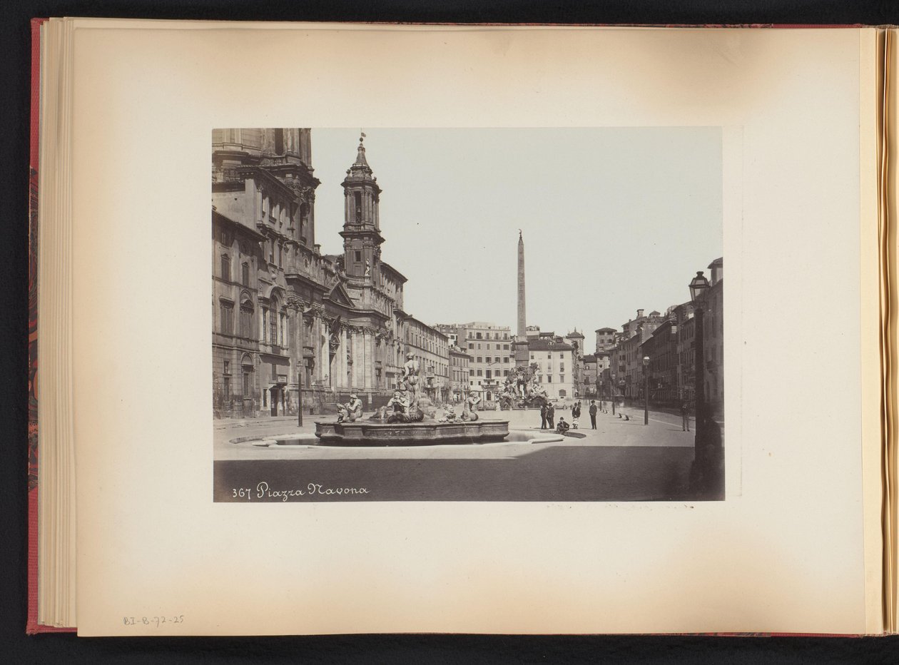 Gezicht op het Piazza Navona met fontein te Rome, Italië door Anonymous