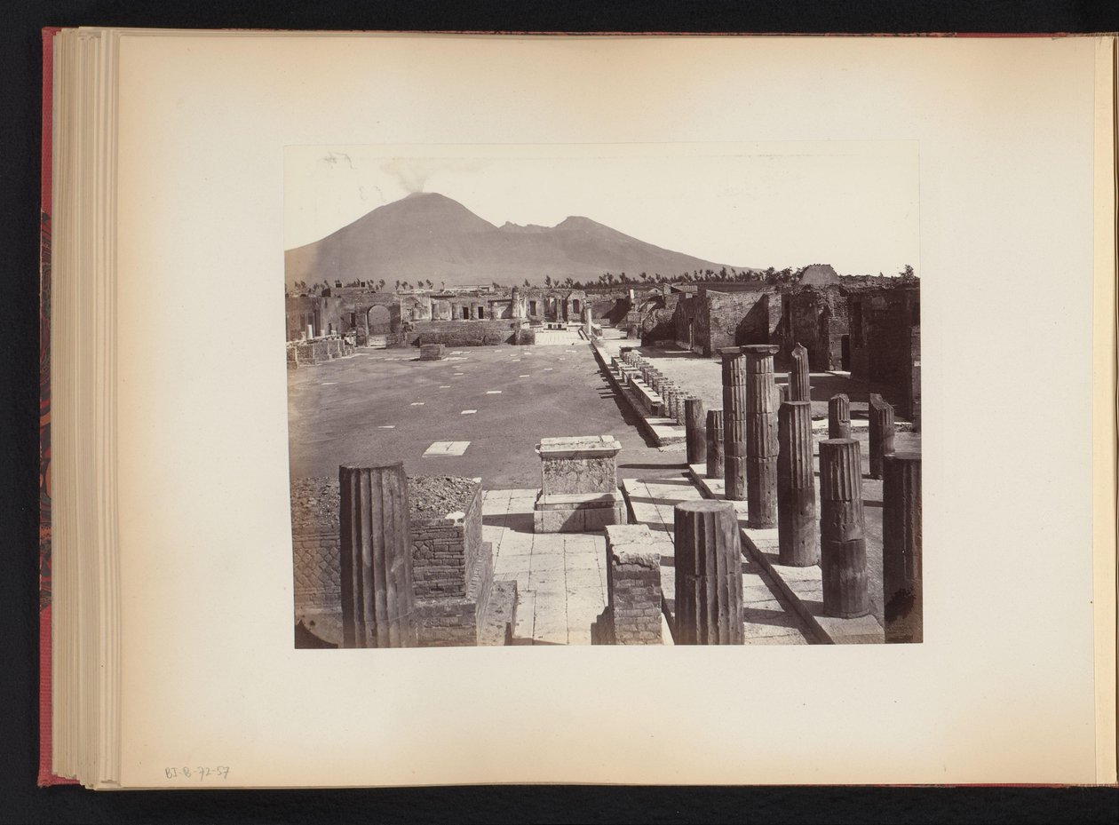 Gezicht op het Piazza del Foro te Pompeï, Italië door Anonymous
