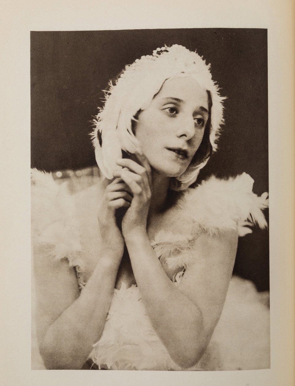 Anna Pavlova (Pavlovna) (1881-1931) in het ballet De Stervende Zwaan door Camille Saint-Saens, Anoniem. Chromolithografie door Anonymous Anonymous