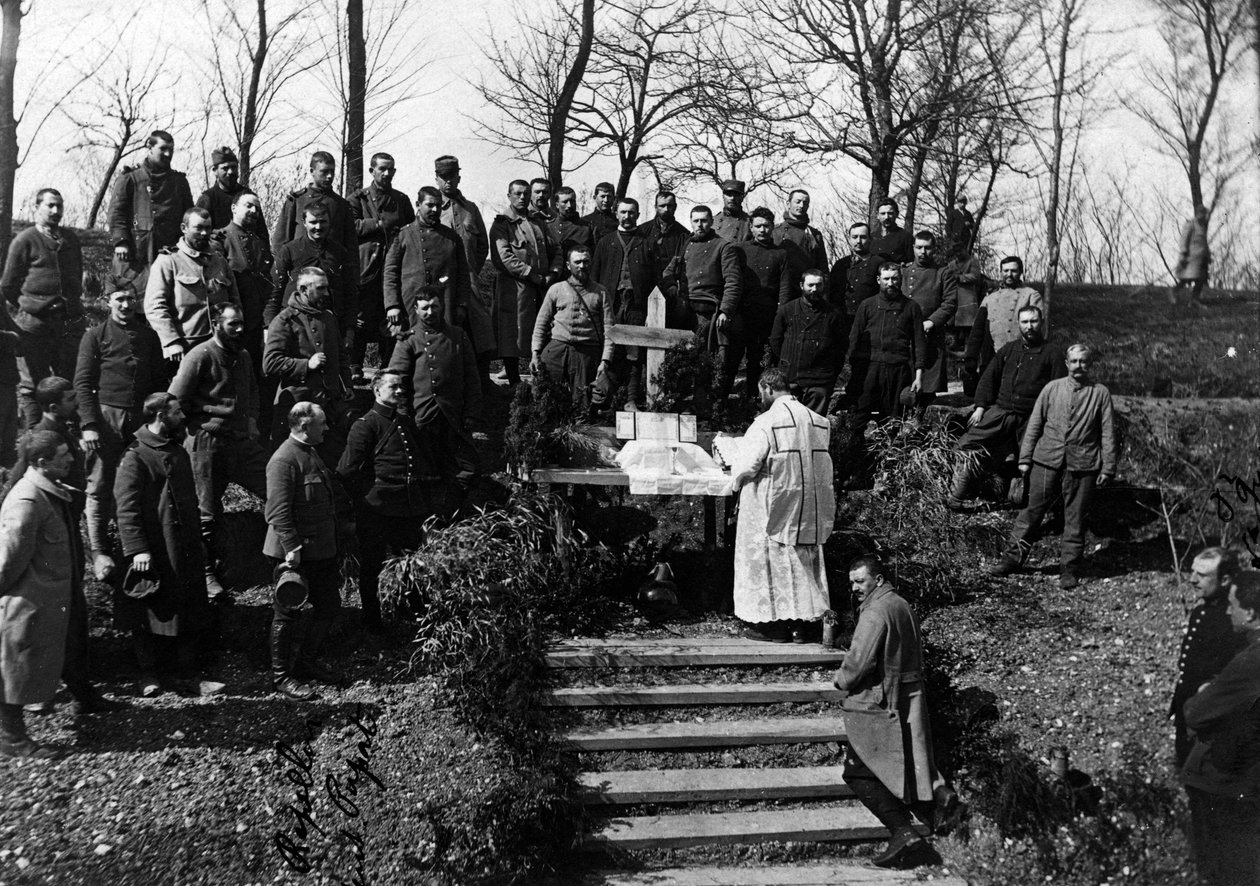 Eerste Wereldoorlog (1914-1918): Zondagmis op de Ferme de Canny (Canny-sur-Matz) (Departement 60: Oise) in mei 1915. Privécollectie. door Anonymous Anonymous