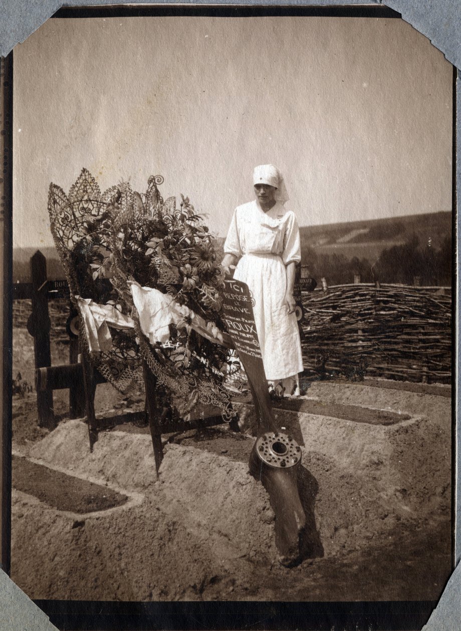 Eerste Wereldoorlog 1914-1918: verpleegster (Therese Pavillou?) in een blouse bij het graf van de Franse piloot sergeant Roux, die op 21-jarige leeftijd stierf, in Couville, Manche, Laag-Normandië, Frankrijk. Anonieme foto juli 1917. Privécollectie, Stella door Anonymous Anonymous