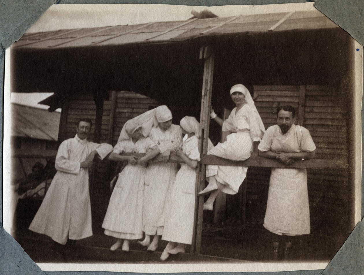 Eerste Wereldoorlog 1914-1918: verpleegsters en artsen in blouse in Couville, Manche, Laag-Normandië, Frankrijk. Anonieme foto juli 1917. Privécollectie, Stella. door Anonymous Anonymous