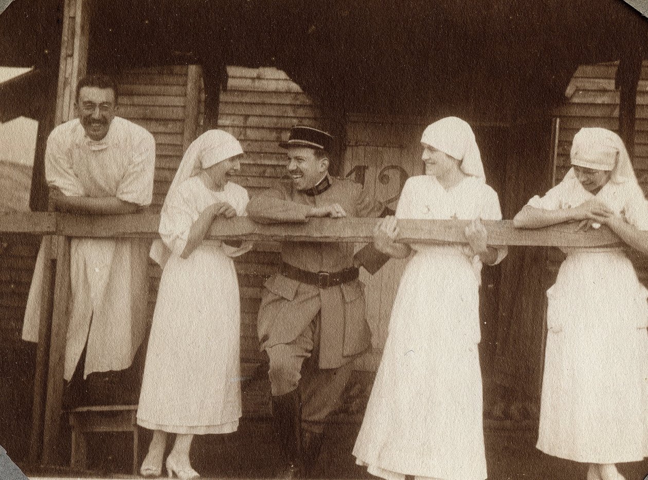 Eerste Wereldoorlog 1914-1918: verpleegsters en artsen in blouse praten met een Franse soldaat in Couville, Manche, Basse-Normandie, Frankrijk. Anonieme foto juli 1917. Privécollectie, Stella. door Anonymous Anonymous