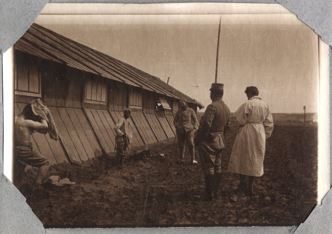 Eerste Wereldoorlog 1914-1918: zoektocht naar hoofden aan de randen, kamp van Couville in het Kanaal, Basse-Normandie, Frankrijk. Anonieme foto mei 1917. Privécollectie, Stella. door Anonymous Anonymous
