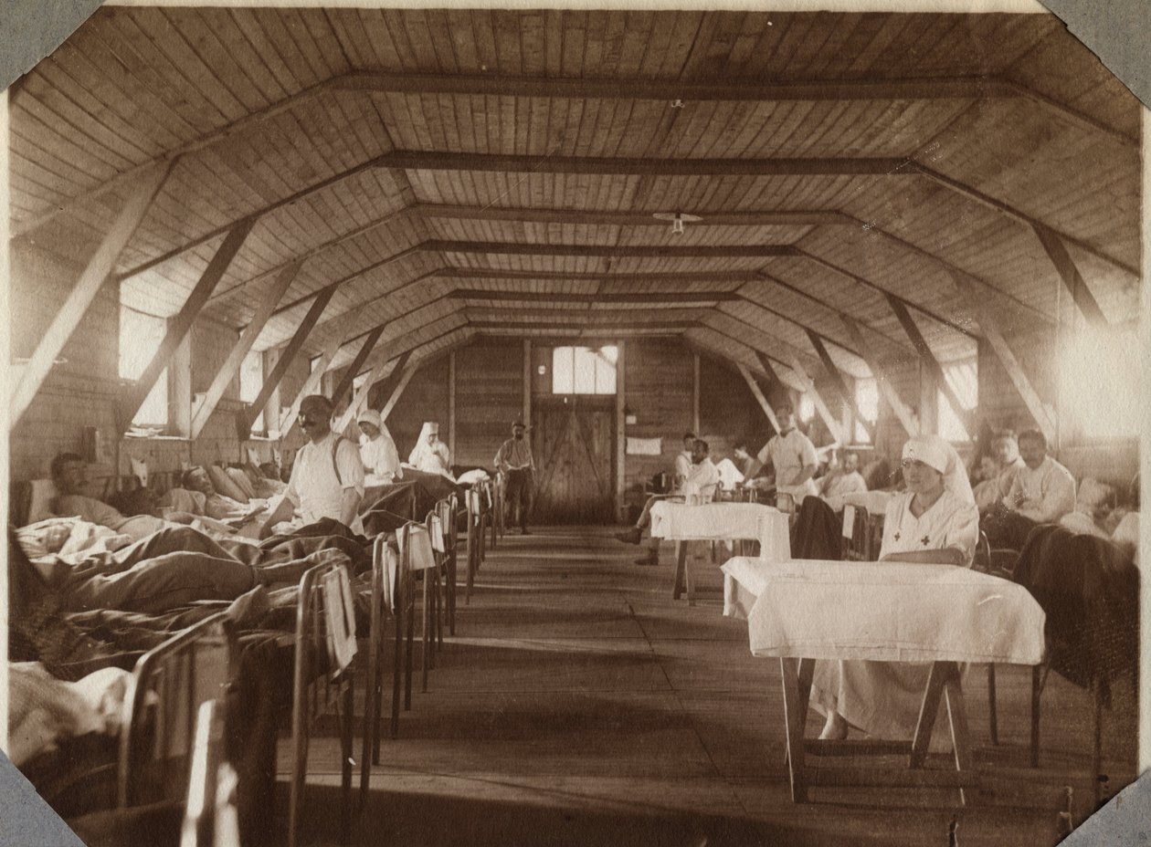 Eerste Wereldoorlog 1914-1918: gewonde soldaten en verpleegsters van het Franse Rode Kruis, kamp van Couville in het Kanaal, Laag-Normandië, Frankrijk. Anonieme foto juli 1917. Privécollectie, Stella. door Anonymous Anonymous