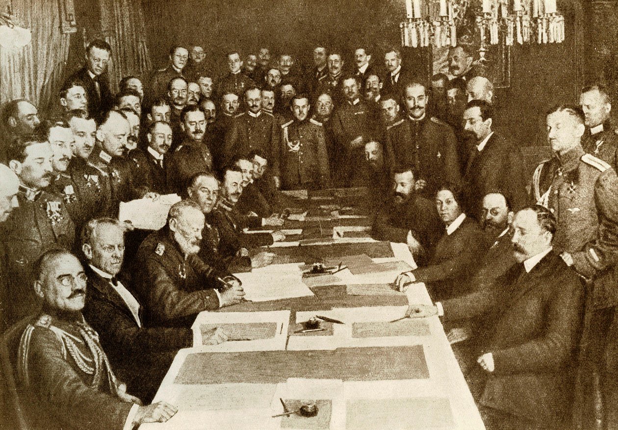 Eerste Wereldoorlog: ondertekening van het Vredesverdrag van Brest-Litovsk op 03/03/1917 tussen de Duitsers en Russen. Het Bolsjewistische Rijk heeft verschillende gebieden van Duitsland. Vertegenwoordigers van centrale rijken (of Triple Alliantie, Duitsla door Anonymous Anonymous
