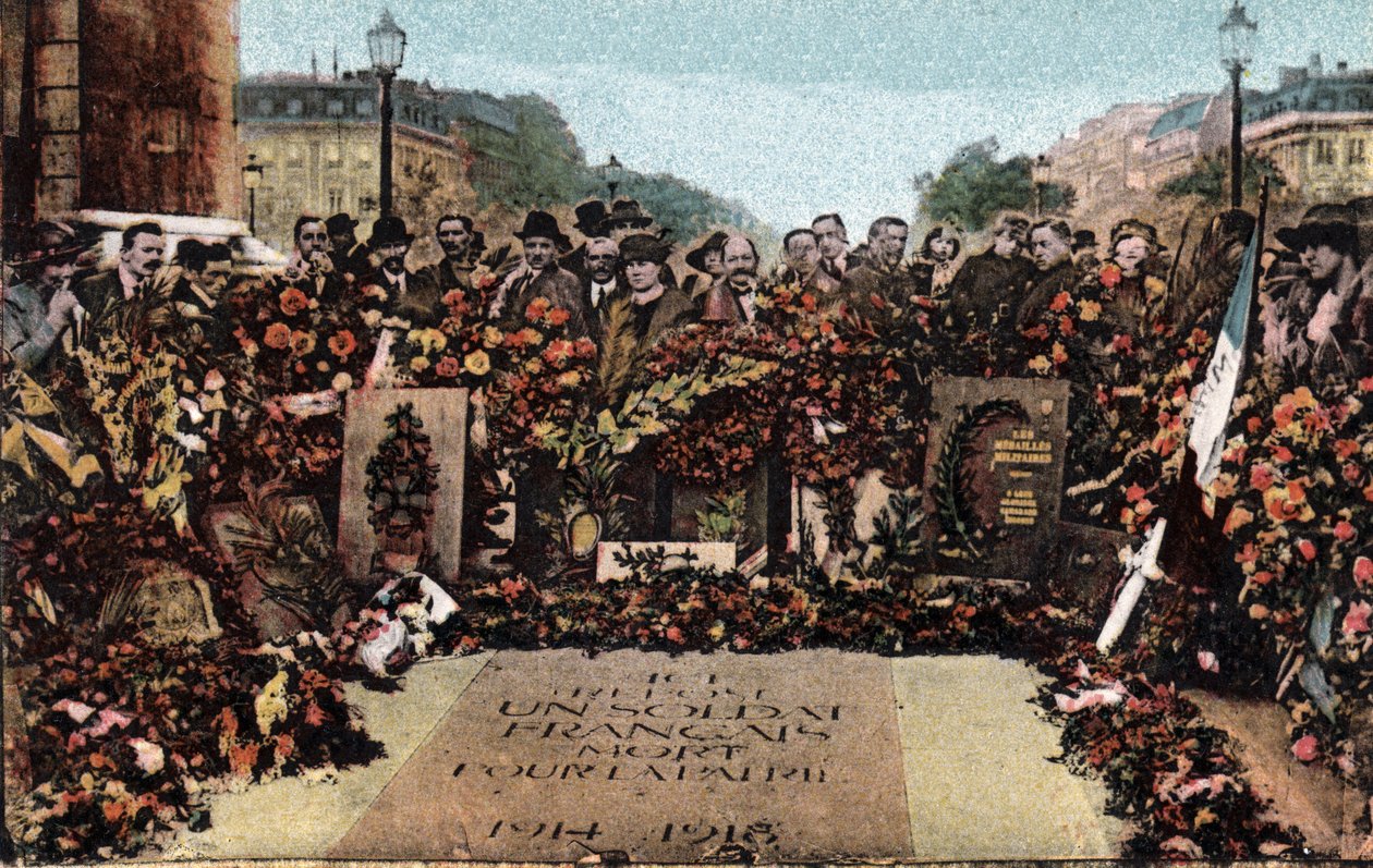 Parijs: het graf van de Onbekende Soldaat begraven onder de Arc de Triomphe, 11 november door Anonymous Anonymous