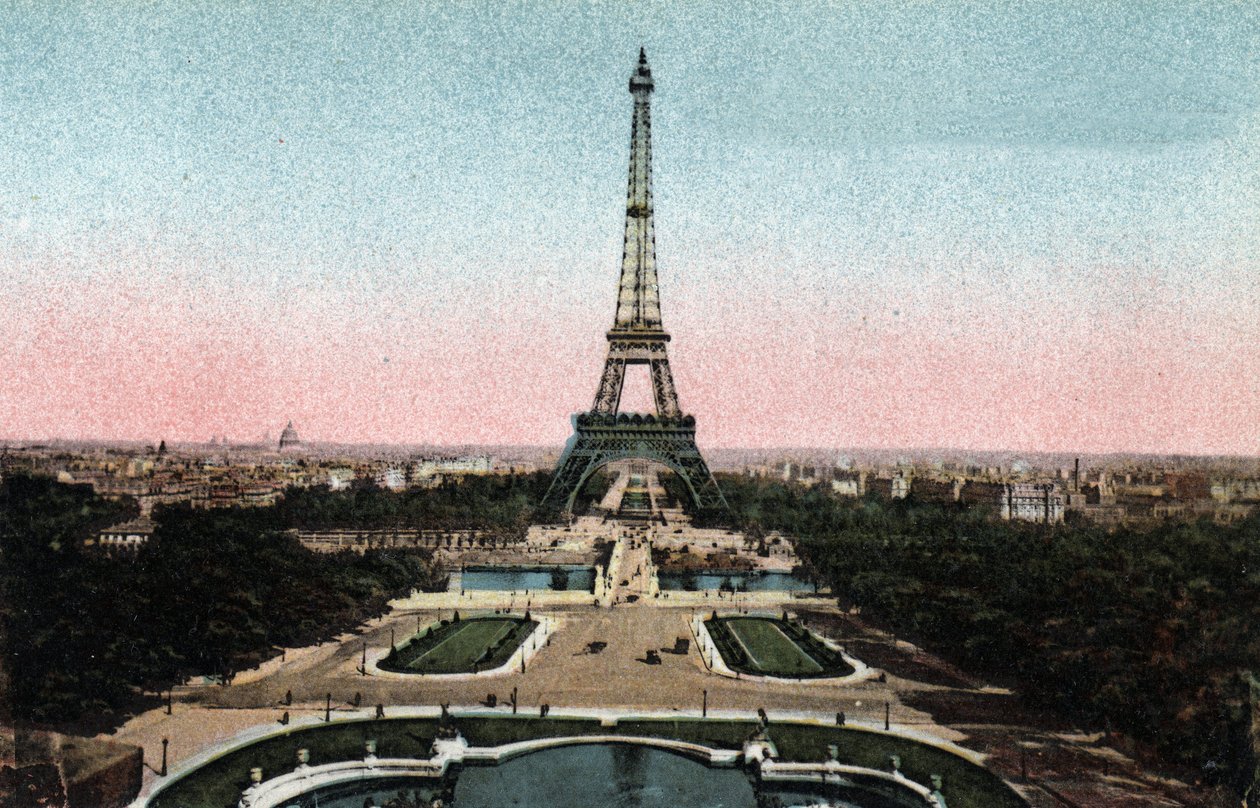 Parijs: uitzicht op de Trocadero-tuinen met de Eiffeltoren en de brug van Iena over de Seine. Foto uit 1920 in 