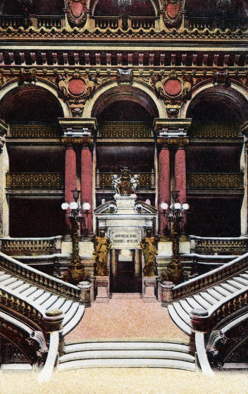 Parijs: uitzicht op de grote trap van de Opera Garnier. Foto uit 1920 in 