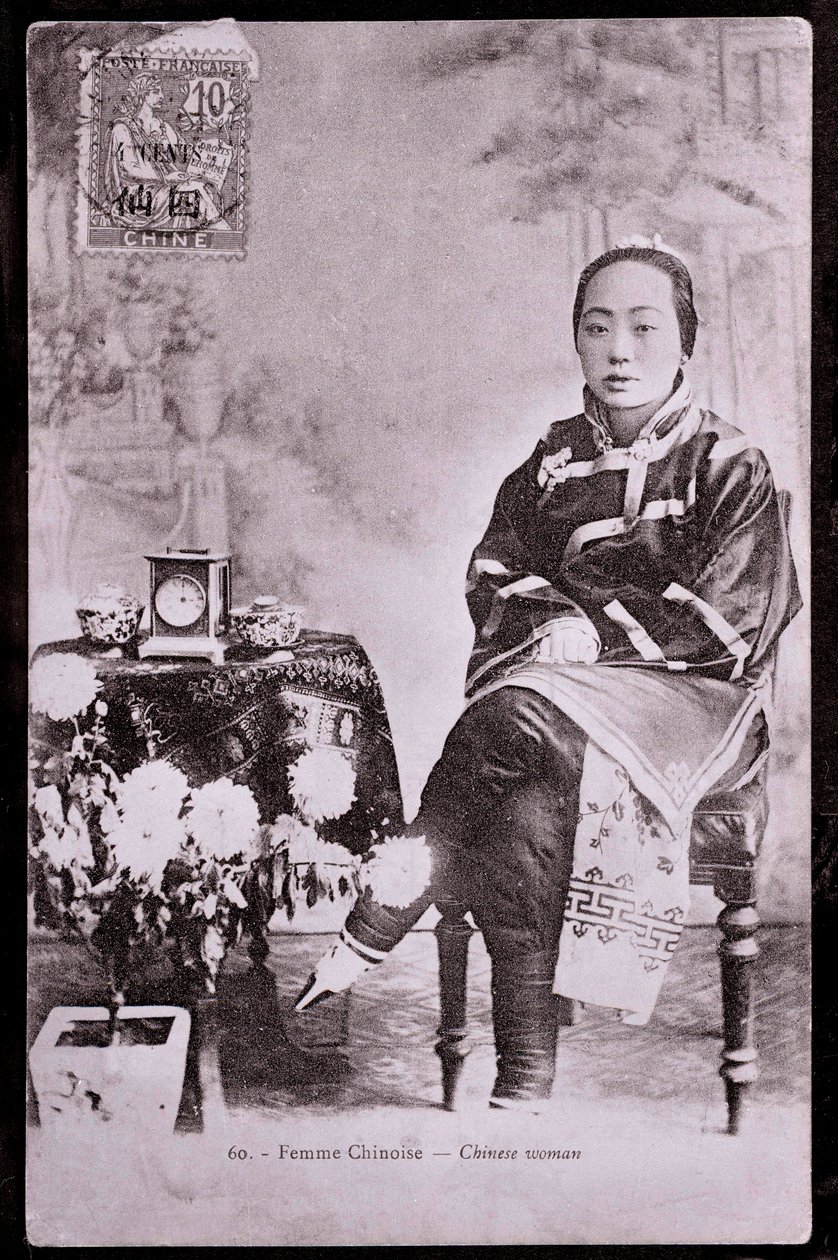 Portret van Chinese vrouw in traditionele kleding met gebonden voeten - Fotografie begin 20e eeuw - Privécollectie door Anonymous Anonymous