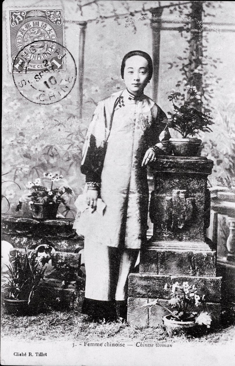 Portret van een jonge Chinese vrouw in traditionele kleding door Anonymous Anonymous