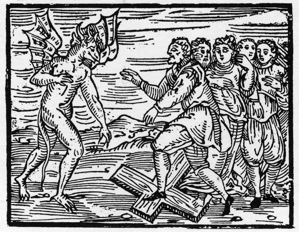 Satan dwingt zijn toekomstige discipelen om op het kruis te lopen - "Compendium Maleficarum", behandelt heksen, hun kwaad en hun toverkunsten door Francesco Maria Guazzo of Guaccio of Guaccius (15?? -16??) 1608 Privécollectie. door Anonymous Anonymous