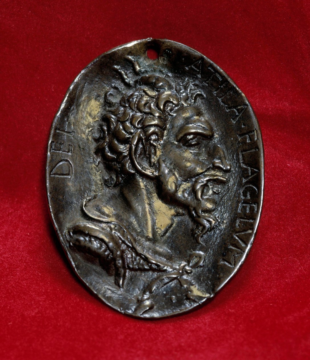 Zilveren medaille met de beeltenis van Attila (395-453) koning van de Hunnen, bloem van god. Parijs, Louvre Museum door Anonymous Anonymous