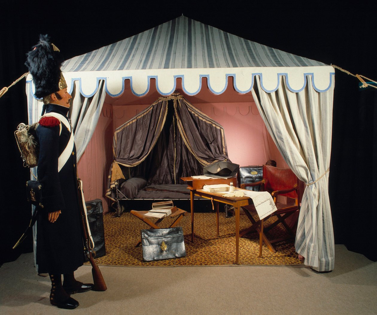 Tent van Napoleon I bij het bivak met een grenadier te voet van de Keizerlijke Garde die de wacht houdt. 19e eeuw Parijs, Musée de l
