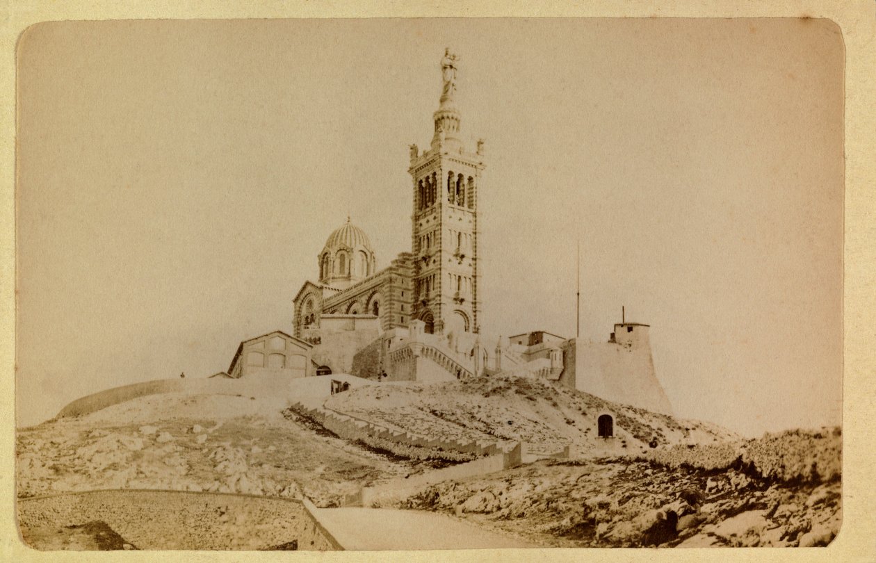De stad Marseille en zijn omgeving rond 1885-1890: Notre Dame de la garde, privécollectie door Anonymous Anonymous