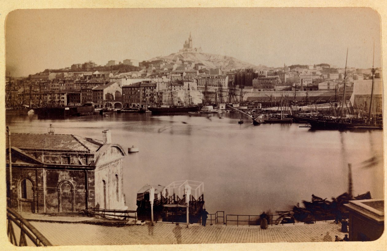 De stad Marseille en zijn omgeving rond 1885-1890: De oude haven en Notre Dame de la Garde, Privécollectie door Anonymous Anonymous