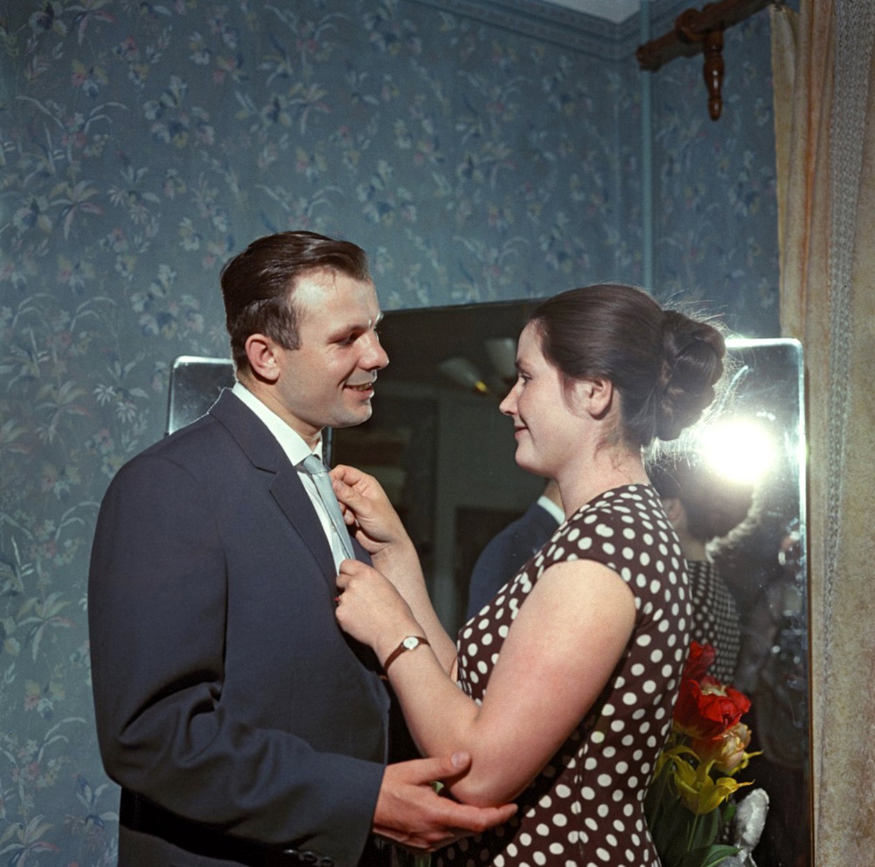 De kosmonaut Yuri Gagarin (1934-1968) met zijn vrouw Valentina door Ryumkin, Yakov Israilevich (1913-1986). Kleurenfotografie door Anonymous Anonymous