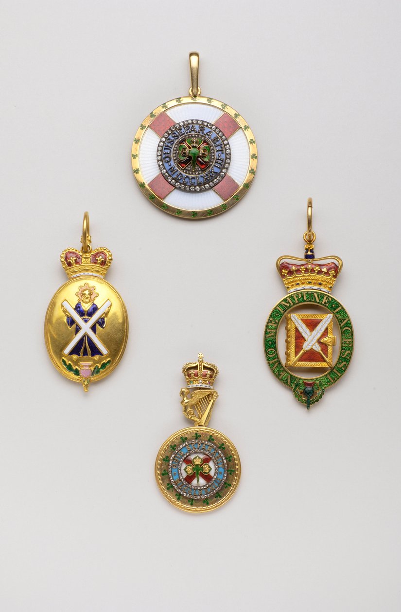 Verenigd Koninkrijk - Orde van de Distel - Links: Insigne van heraut van Schotse wapens, dit insigne is niet exclusief verbonden aan de Orde van de Distel, Midden 18e eeuw, Goud en Email, H 7 cm; b 3,8 cm; gewicht: 36 g - Rechts: insigne van deken van de O door Anonymous Anonymous