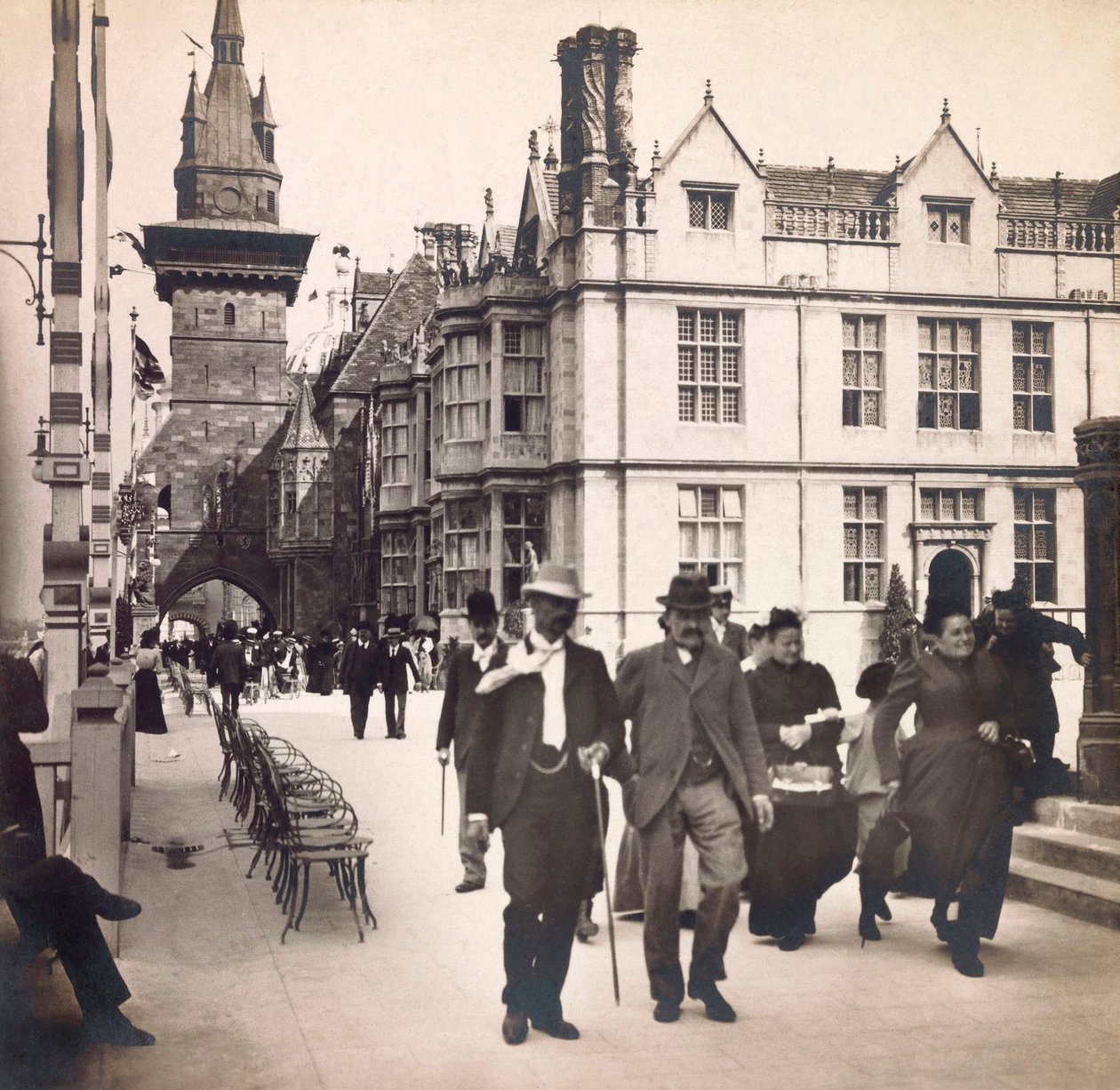 Wereldtentoonstelling van 1900 - Exposition Universelle de 1900 in Parijs: La rue des Nations - privécollectie door Anonymous Anonymous