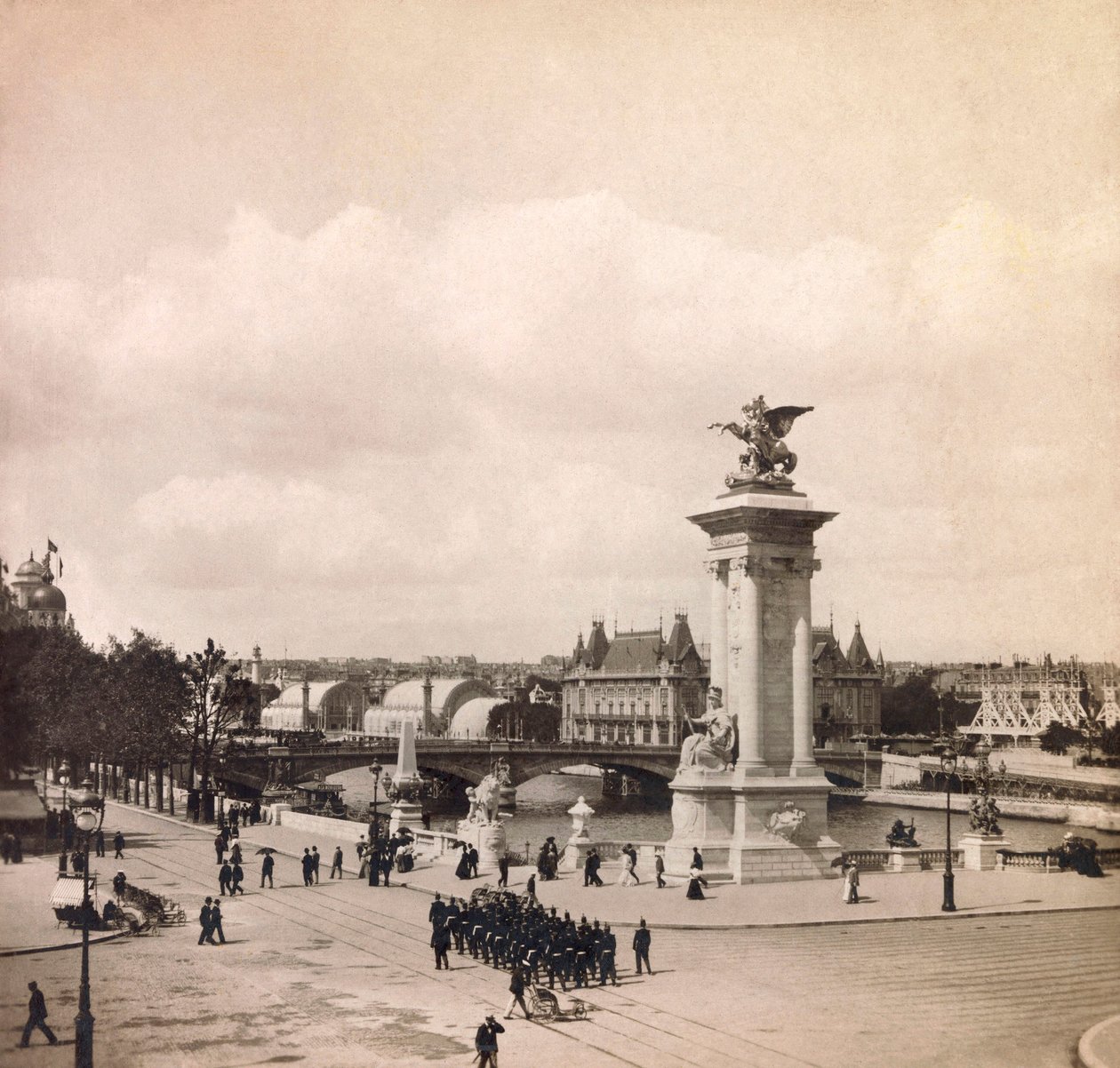 Wereldtentoonstelling van 1900 in Parijs: Pyloon van de brug Alexandre III door Anonymous Anonymous