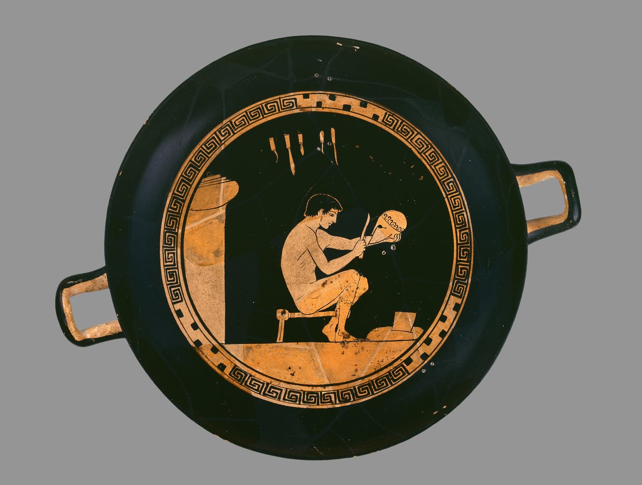 Attische roodfigurige beker met een jonge helmenmaker, uit Orvieto door Antiphon painter