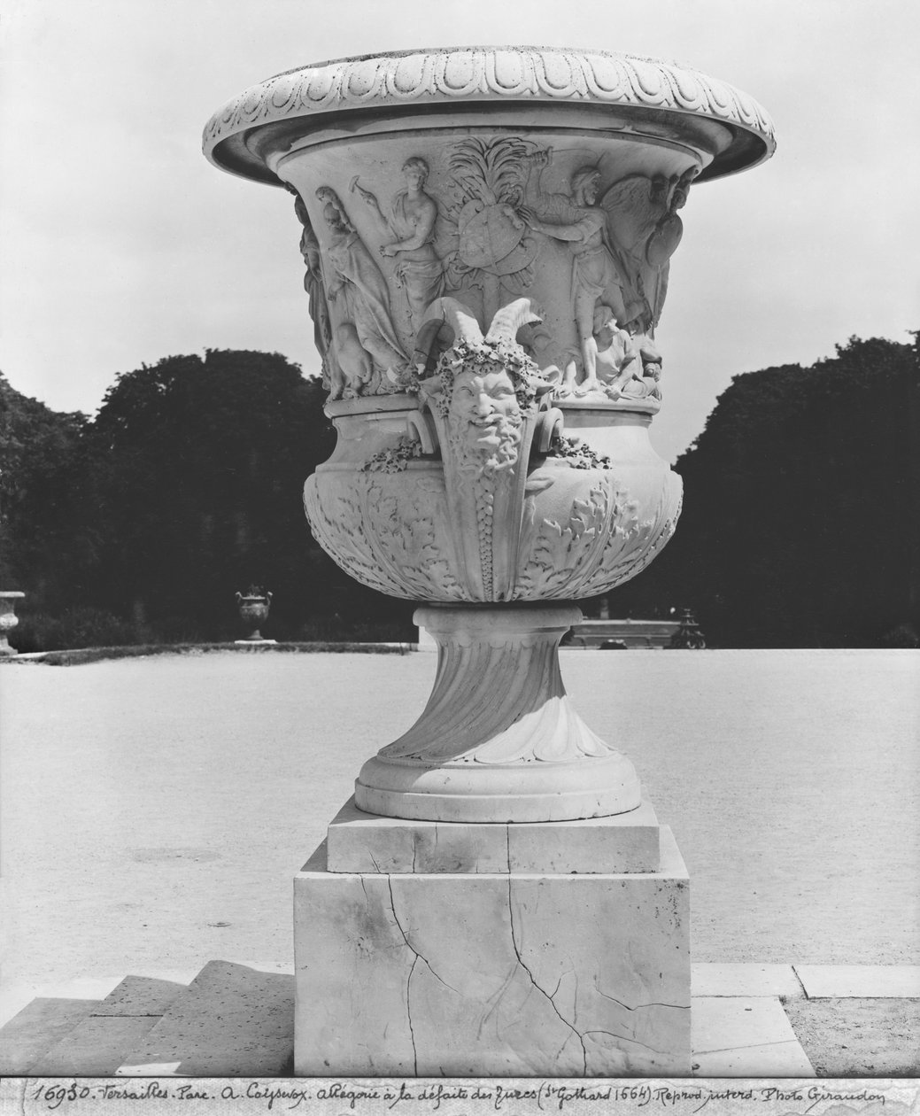 Monumentale vaas, allegorie van de nederlaag van de Turken door de troepen van de koning in 1664, 1684-85 door Antoine Coysevox