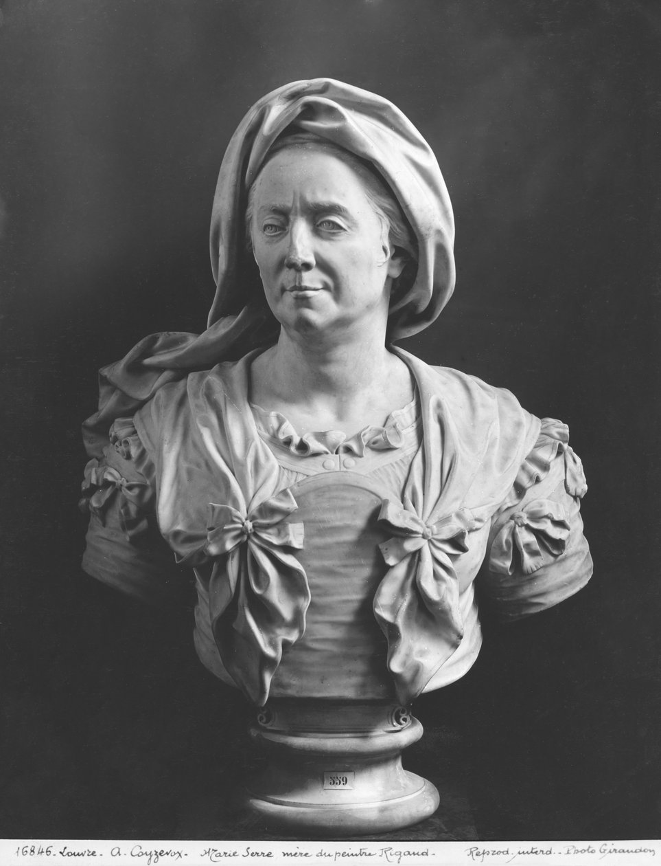Buste van Marie Serre, moeder van de schilder Hyacinthe Rigaud, 1706 (marmer) door Antoine Coysevox