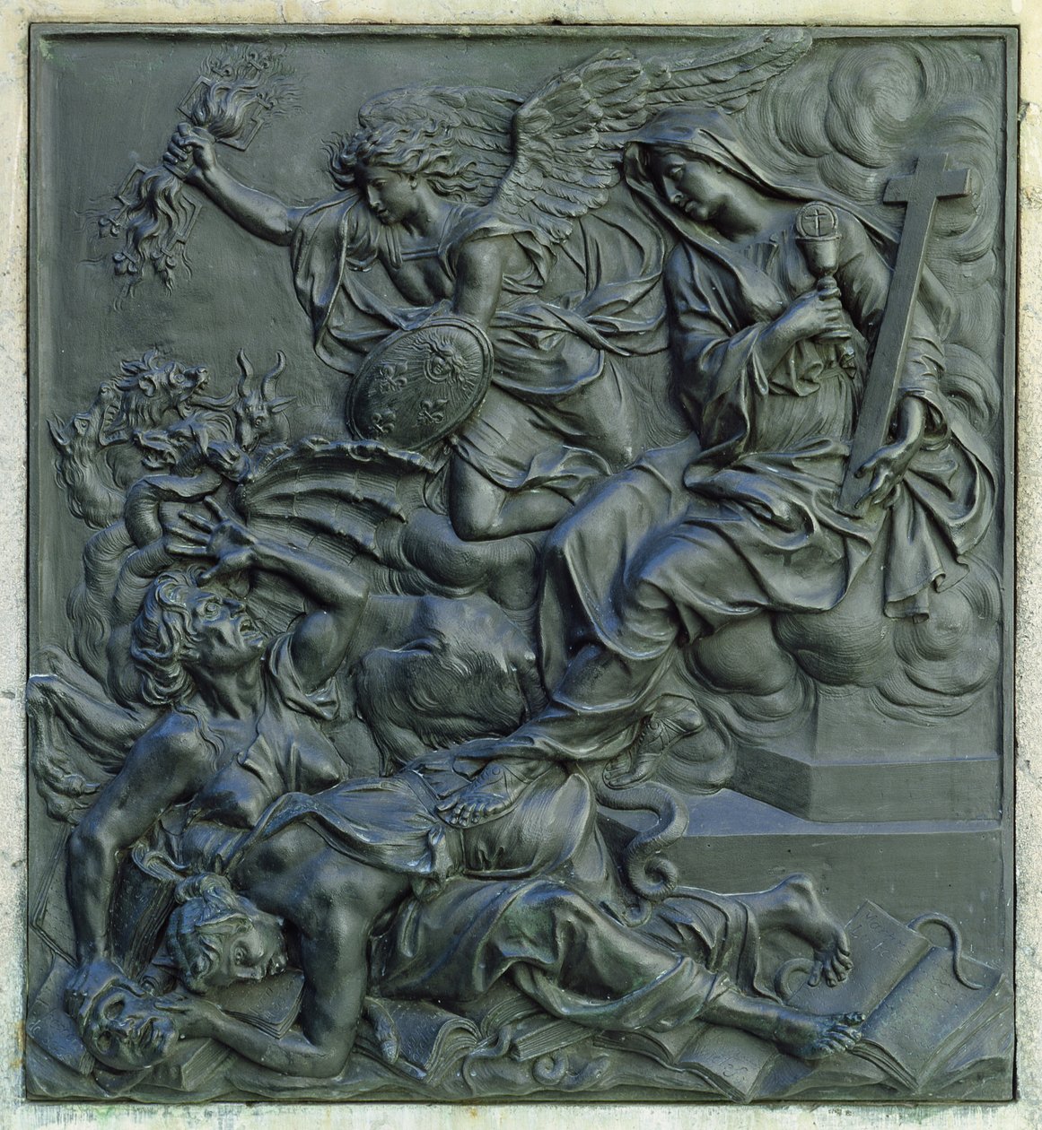 De engel van Frankrijk verdrijft de ketters, detail van het voetstuk van een standbeeld van Lodewijk XIV door Antoine Coysevox