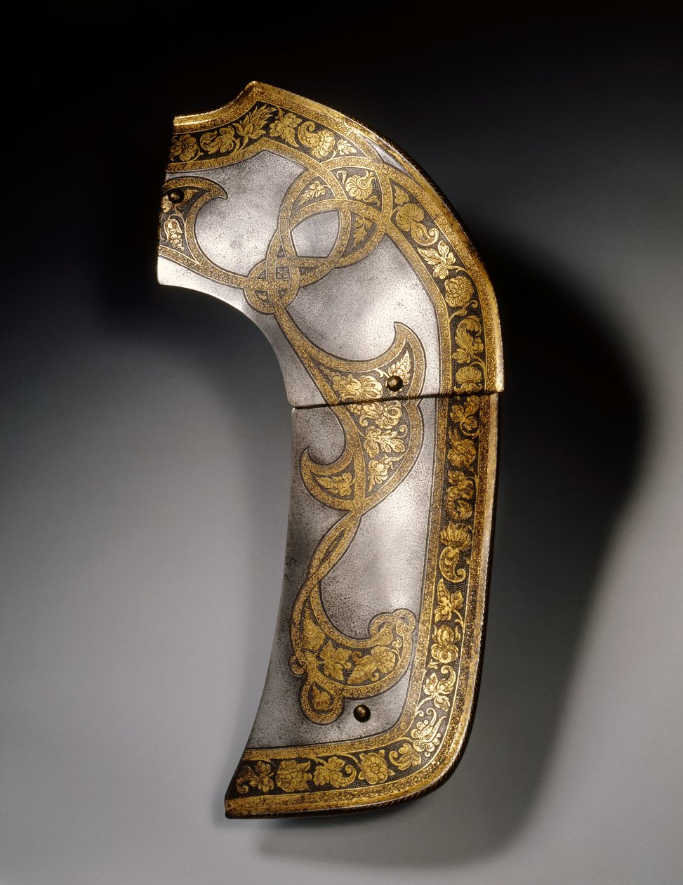 Pommelplaat van een zadel uit de "Flechtband" garnituur van Rudolf II en Aartshertog Ernst, Wenen, ca. 1571 door Anton Peffenhauser