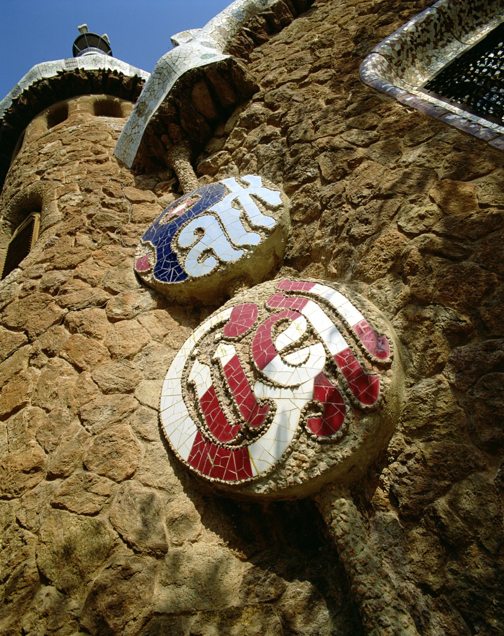 Keramisch bord voor het Park, op de Portiersloge, ontworpen in 1900-14 door Antonio Gaudi