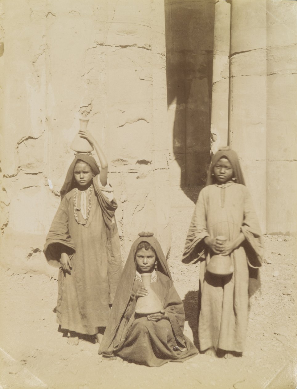 Arabische meisjes dragen water, Egypte door Antonio Beato