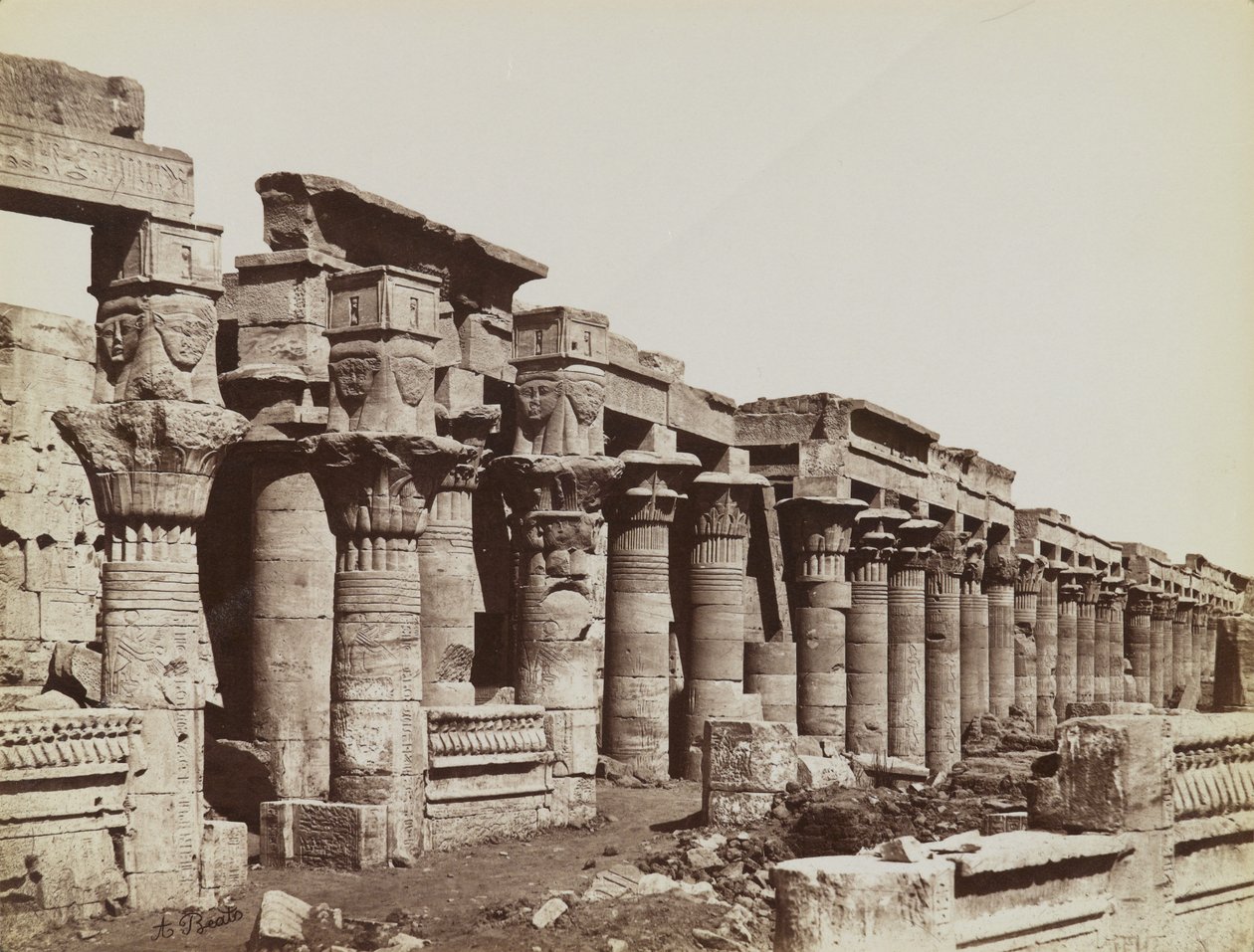 Philae, uitzicht vanuit het zuidoosten van de West Colonnade bij de Tempel van Isis door Antonio Beato