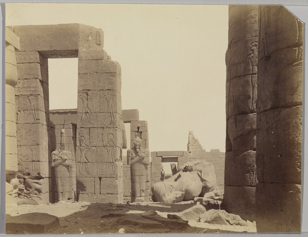 Ramesseum met het Standbeeld door Antonio Beato