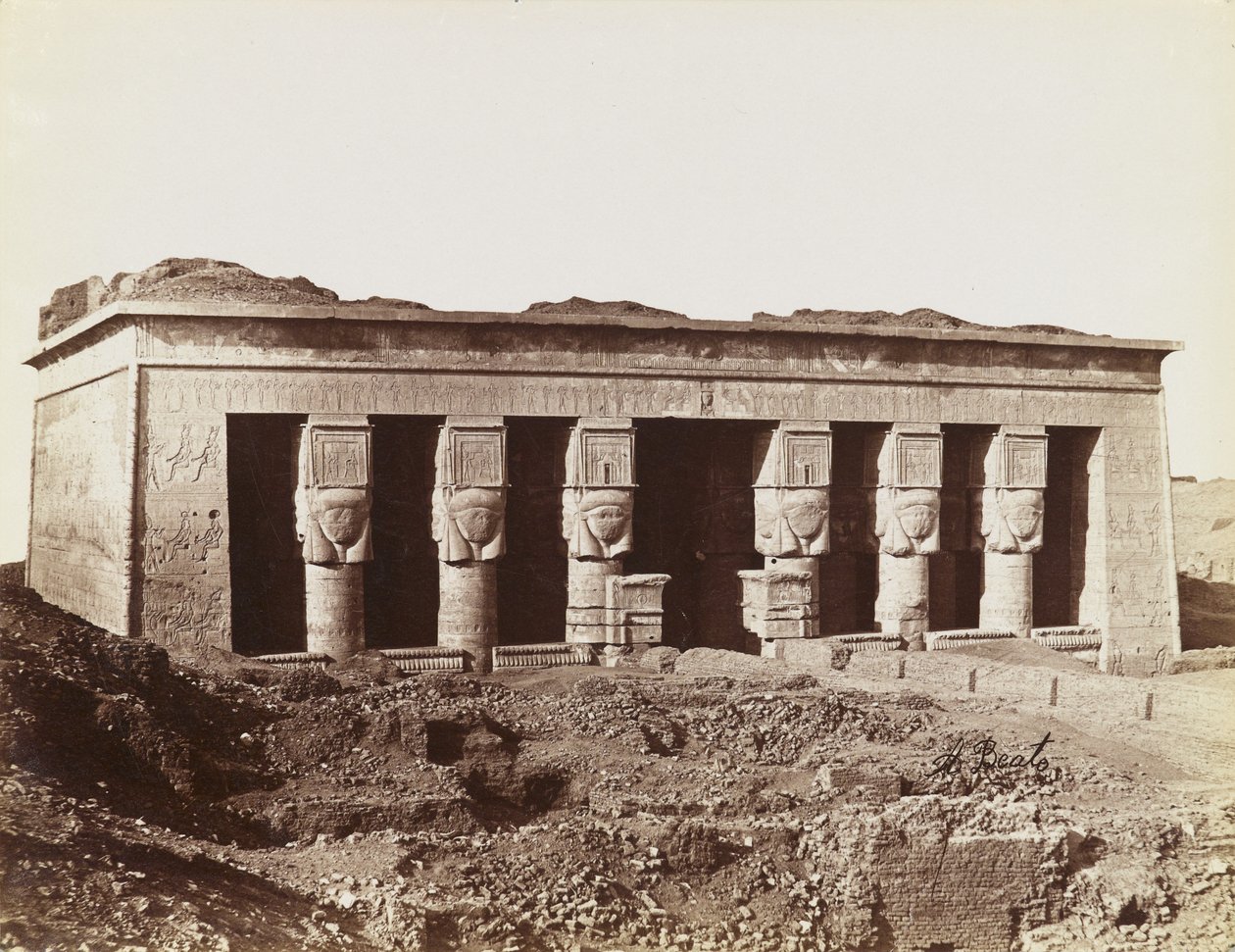 Tempel van Dendera, uitzicht vanuit het noordoosten op de gevel van de tempel door Antonio Beato
