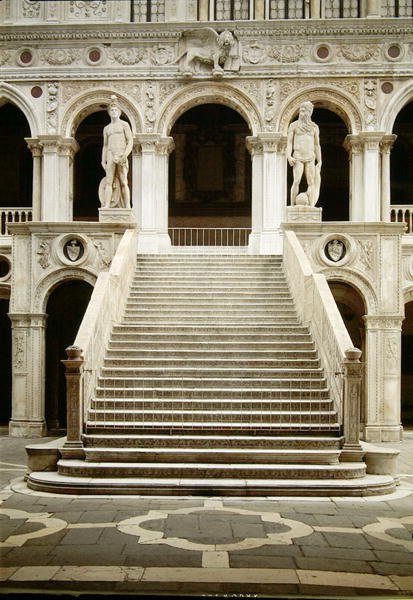 Uitzicht op de Scala dei Giganti, ontworpen door Antonio Rizzo met beelden van Mars en Neptunus door Jacopo Sansovino door Antonio Rizzo