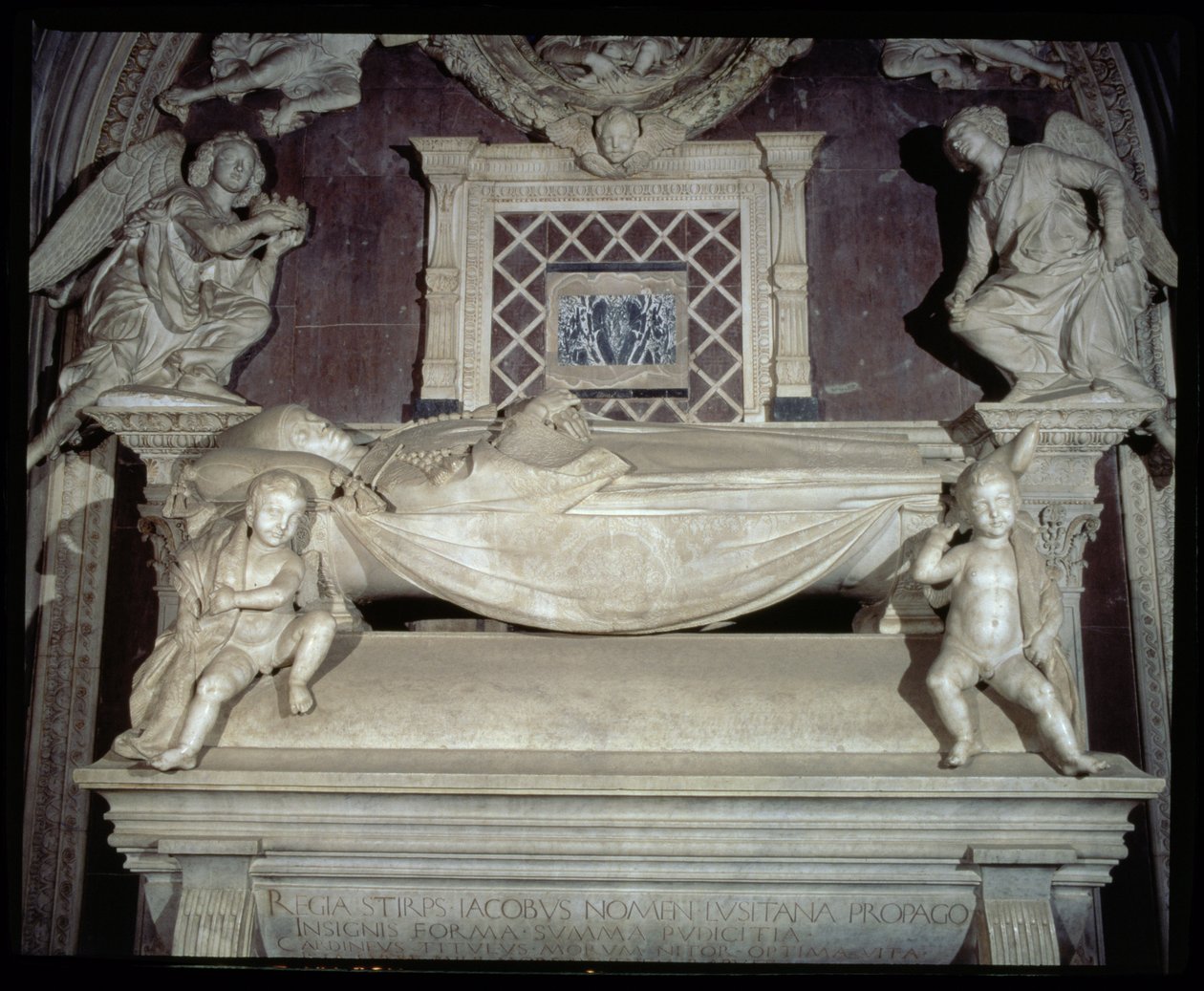Het Graf van de Kardinaal van Portugal (detail) door Antonio Rossellino