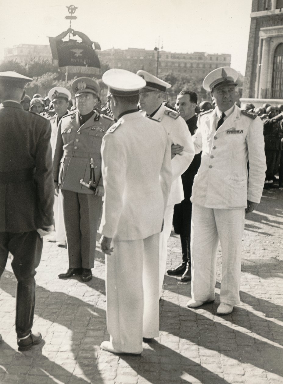 Album "MVSN- Zwarthemden": Carlo Delcroix einde van de oorlog en de gouden medaille in wit uniform van "Ere-korporaal" van MVSN door Antonio Savio