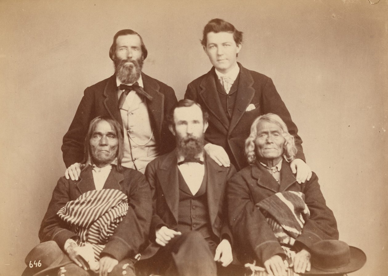 Alexander Gardner, William Henry Jackson en Antonio Zeno Shindler met Pueblo-afgevaardigden Alejandro Padilla, gouverneur van Isleta, en Ambrosio Abeita, ex-gouverneur van Isleta,1868 (foto) door Antonion Zeno Shindler