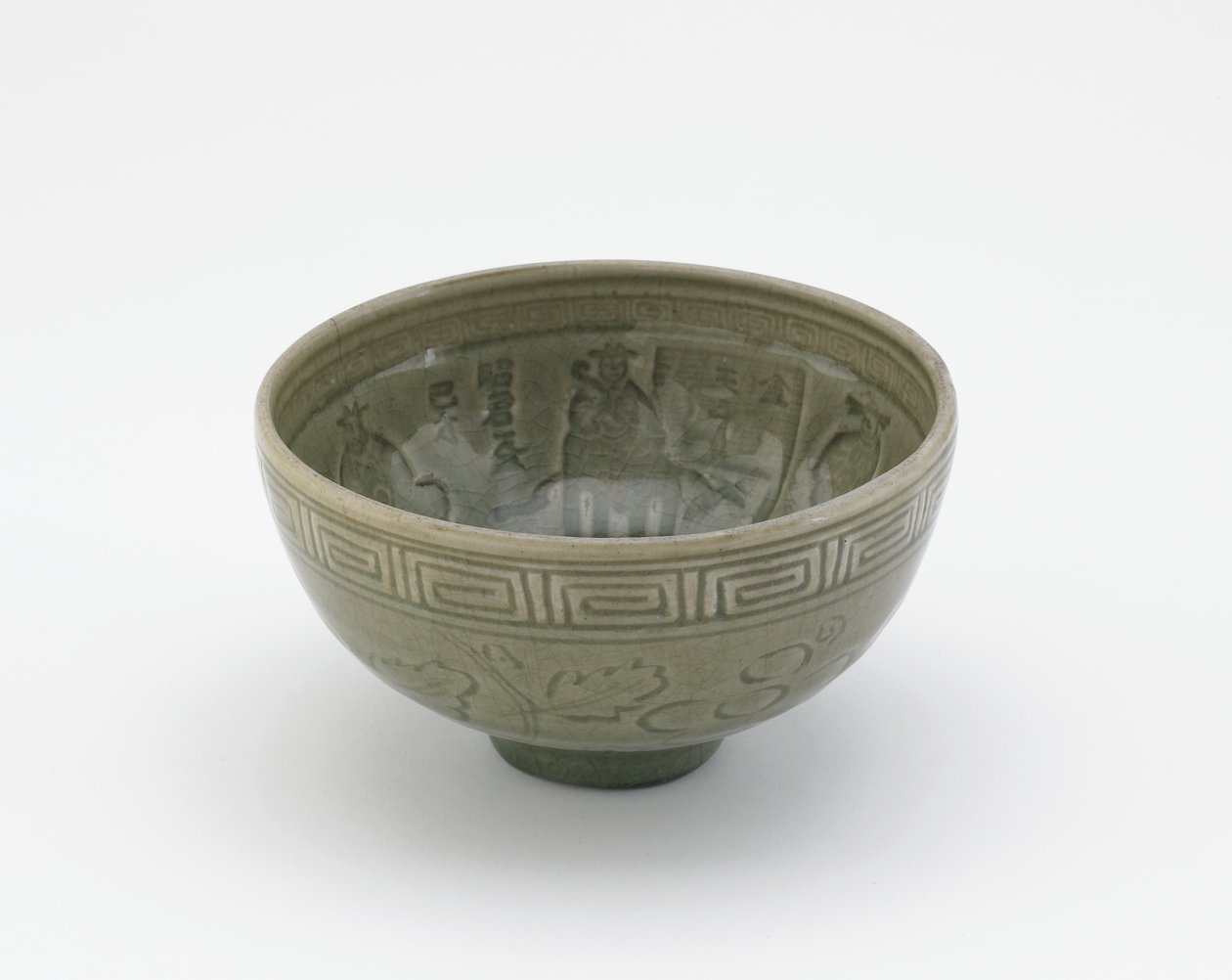 Serveerschaal in stijl van Longquan aardewerk, vroege 19e eeuw door Aoki (attr. to) Mokubei