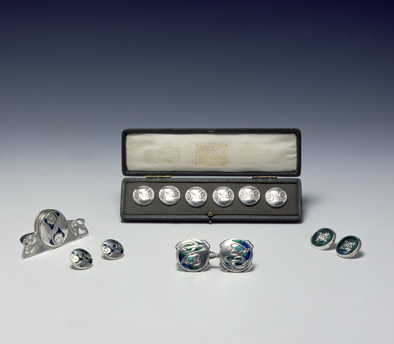 Een Selectie van Liberty Zilverwerk, ca.1901-07 door Archibald Knox