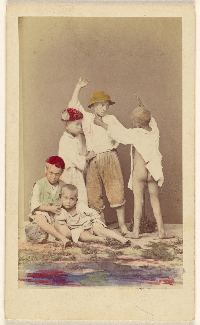 [Vijf Italiaanse straatjongens: twee zittend, drie staand]. door Arena and DAlessandri