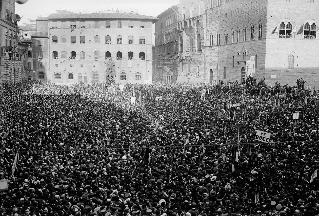 Menigte verzameld op Piazza Signoria bij het bezoek van Hitler en Mussolini in Florence, 05/1938 (zw/w foto) door Armando Bruni