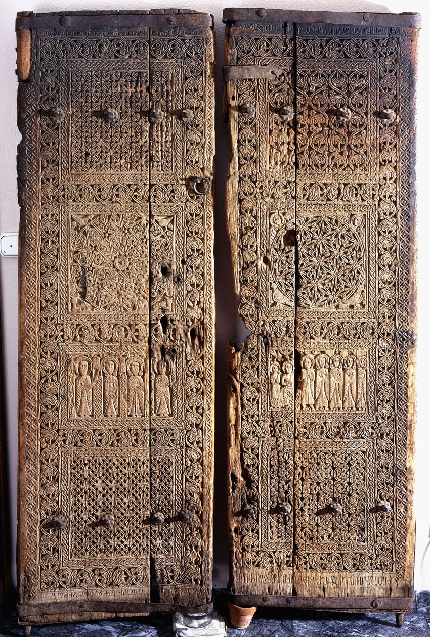 Een paar gesneden Armeense walnootdeuren, met Christus en zes Apostelen en Heiligen, 1312 door Armenian School