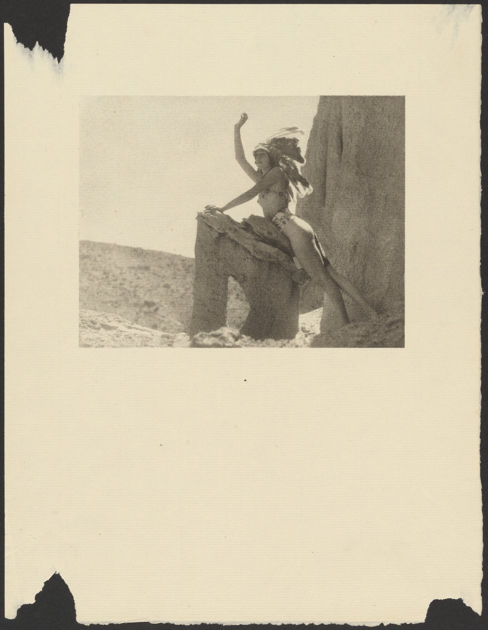 [Vrouw gekleed in indianenkostuum in de woestijn]. door Arthur F. Kales