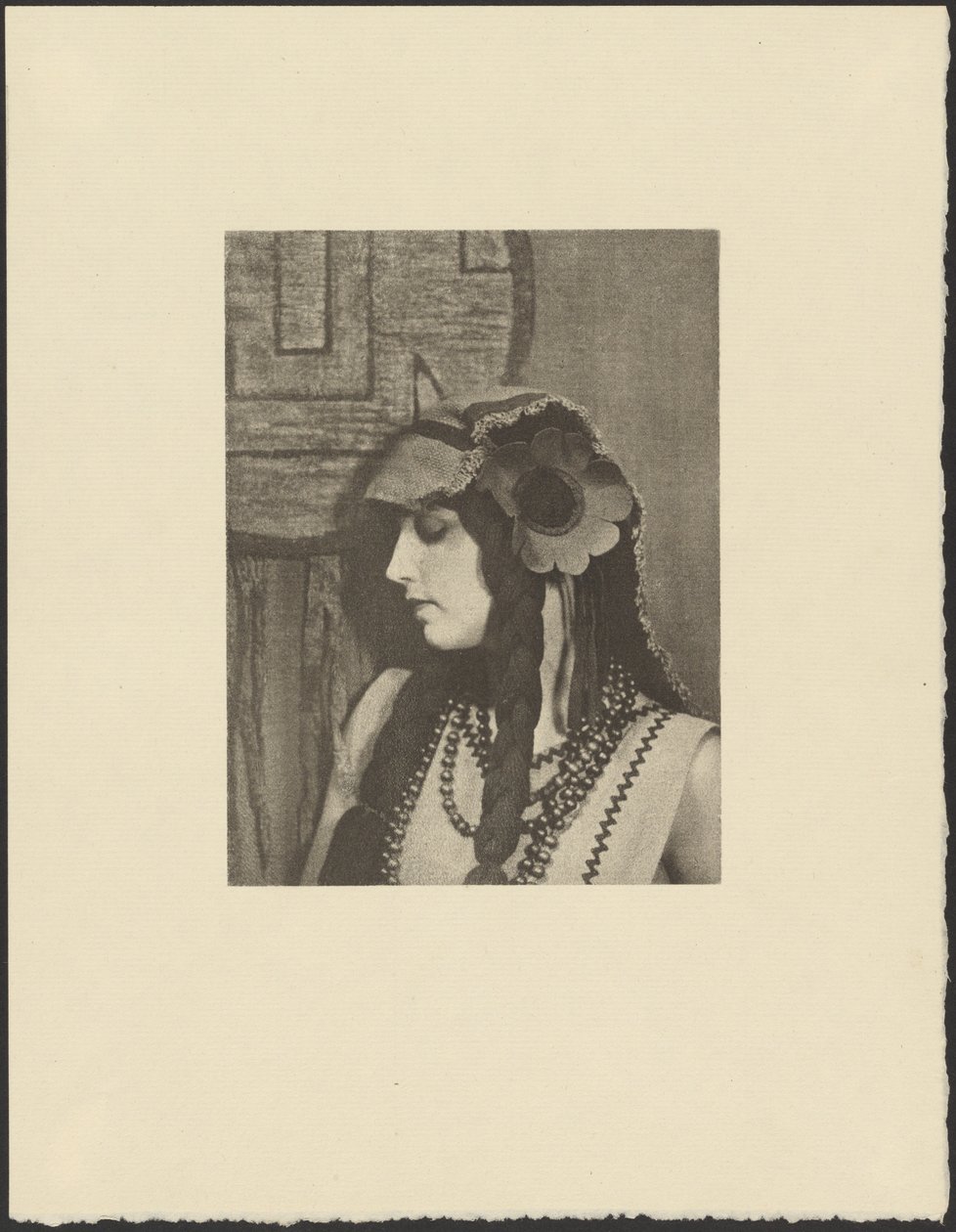 [Vrouw in Boheemse outfit met grote bloem in haar]. door Arthur F. Kales