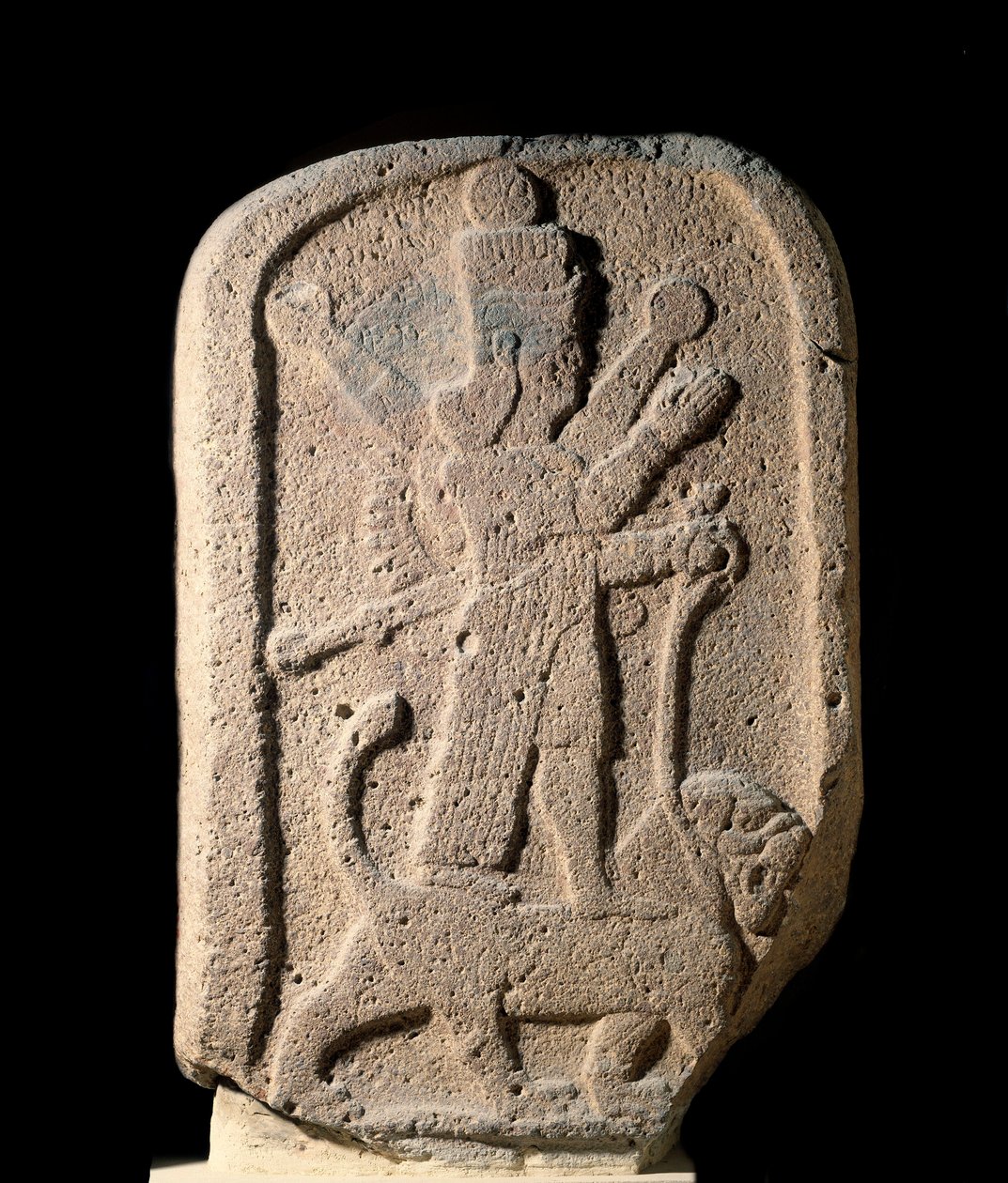 Stele met de godin Ishtar van Arbeles die een leeuw vasthoudt door Assyrian