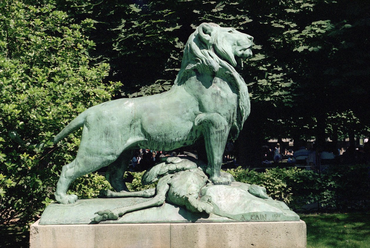 Nubische leeuw en zijn prooi, 1870 (brons) door Auguste Cain